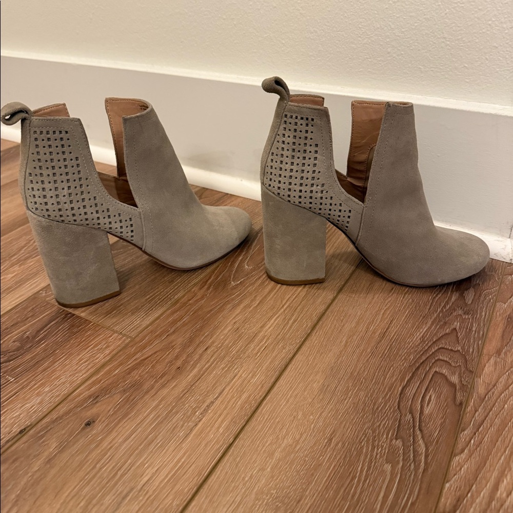 Steve Madden | Gray Suede Booties